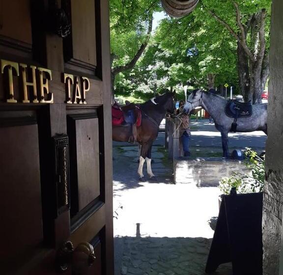 اتاق لوکس, Three Thirty B & B