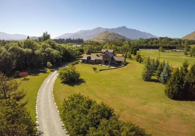 اتاق لوکس, Three Thirty B & B