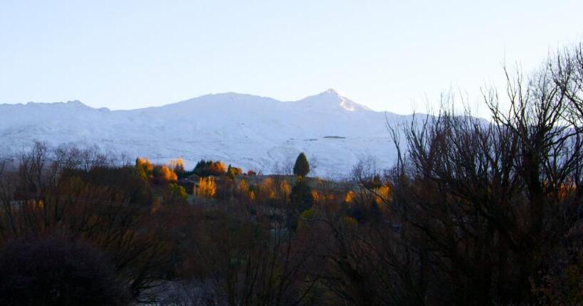 اتاق لوکس, Three Thirty B & B