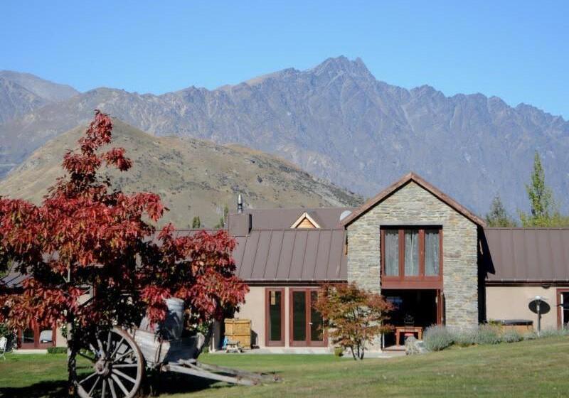 اتاق لوکس, Three Thirty B & B