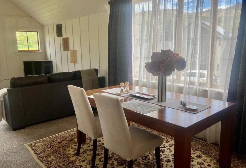 آپارتمان 1 خوابه, Three Thirty B & B