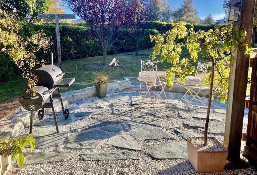 آپارتمان 1 خوابه, Three Thirty B & B