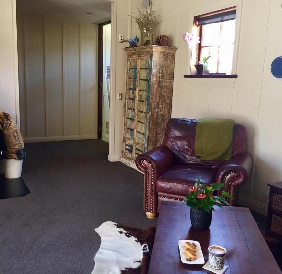 اتاق لوکس, Three Thirty B & B