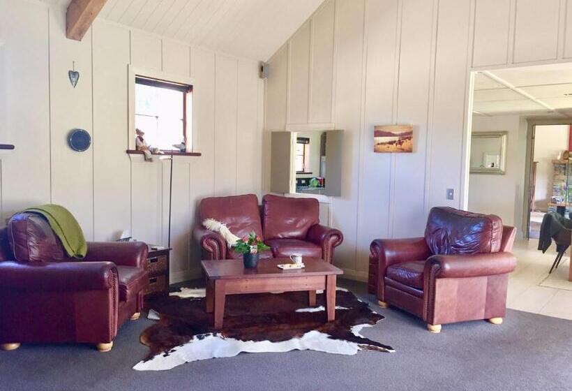 اتاق لوکس, Three Thirty B & B