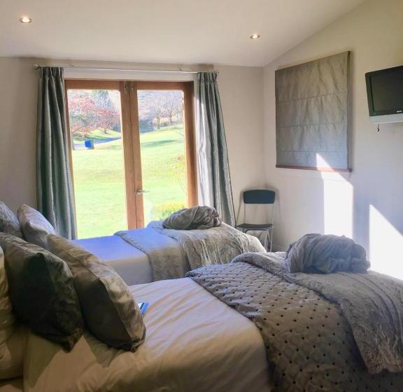 اتاق لوکس, Three Thirty B & B