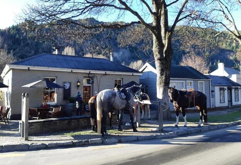 آپارتمان 1 خوابه, Three Thirty B & B