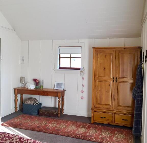 آپارتمان 1 خوابه, Three Thirty B & B