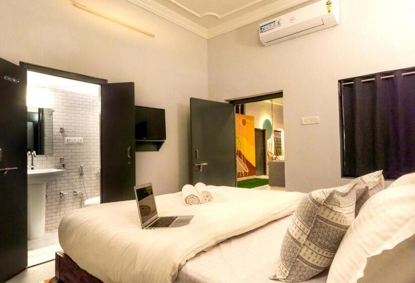 جناح سوبيريور, Zostel Pushkar