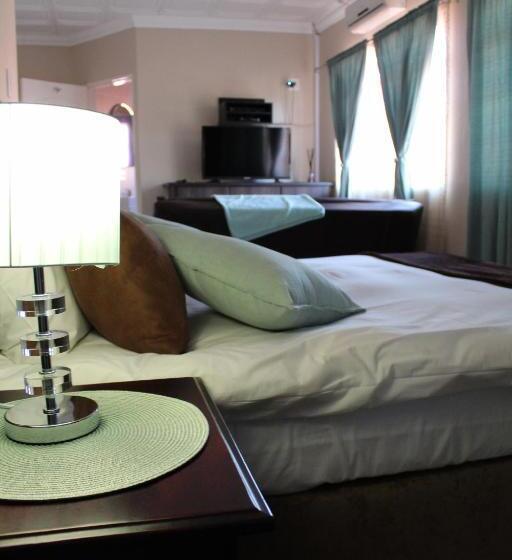 Perhehuone, El Gran Chaparral Guest House