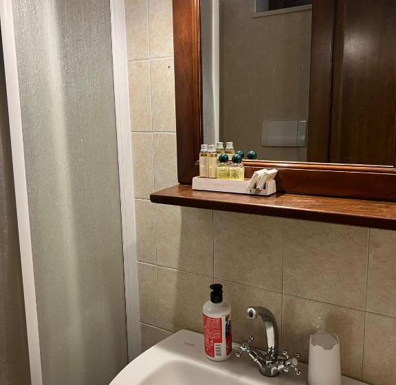 اتاق استاندارد سه نفره, Le Cese