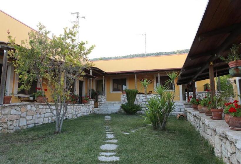 اتاق استاندارد سه نفره, Le Cese