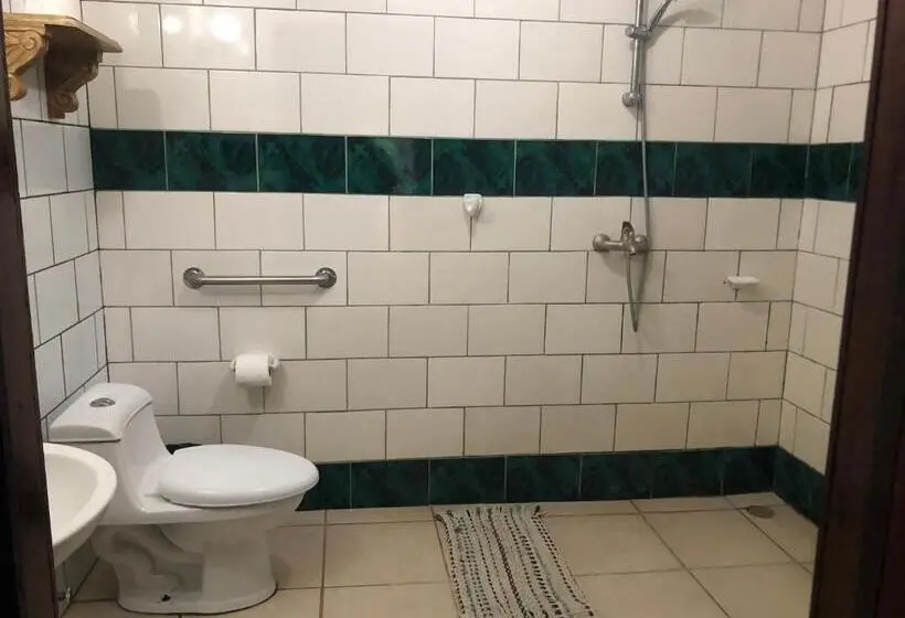 اتاق کلاسیک سه تخته, La Palapa Hut Nature Hostel
