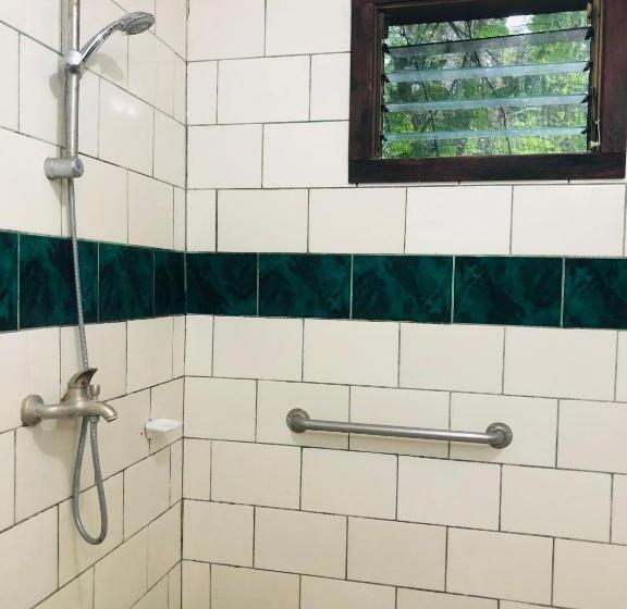 اتاق کلاسیک سه تخته, La Palapa Hut Nature Hostel