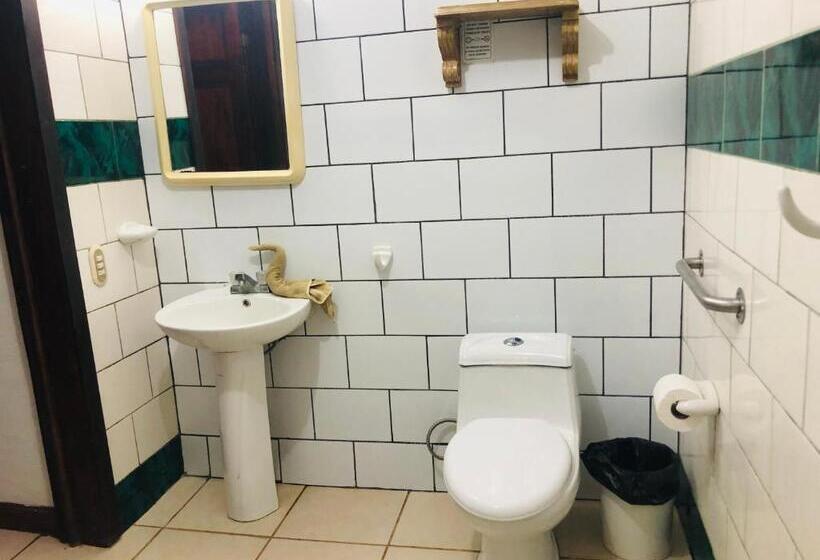 اتاق کلاسیک سه تخته, La Palapa Hut Nature Hostel