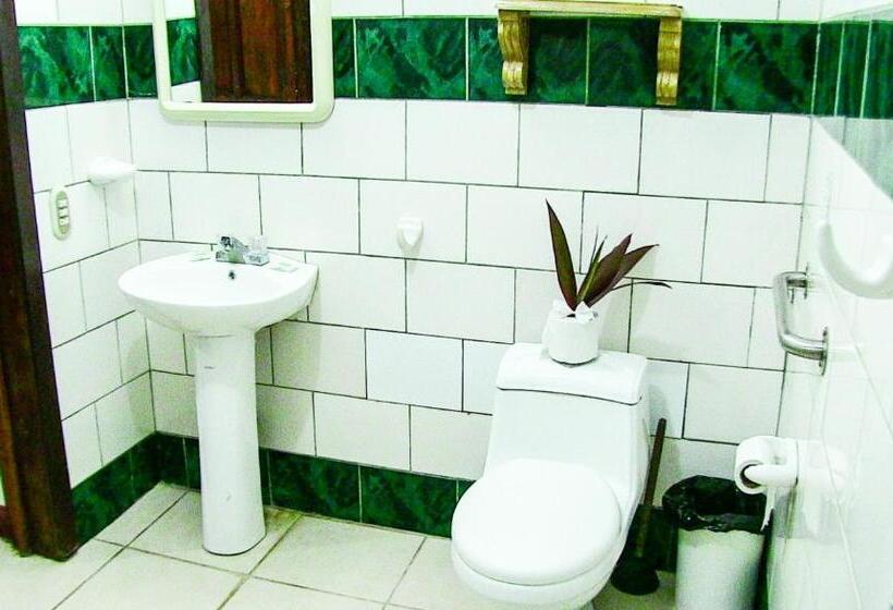 اتاق کلاسیک سه تخته, La Palapa Hut Nature Hostel