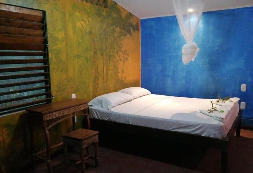 بانگلوی استاندارد, La Palapa Hut Nature Hostel