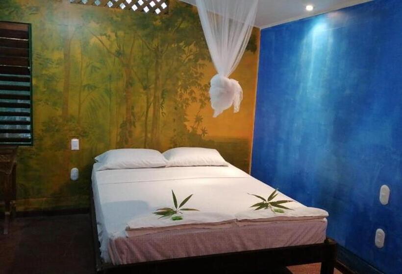 بانگلوی استاندارد, La Palapa Hut Nature Hostel