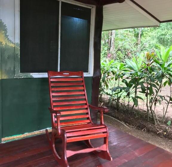 بانگلوی استاندارد, La Palapa Hut Nature Hostel