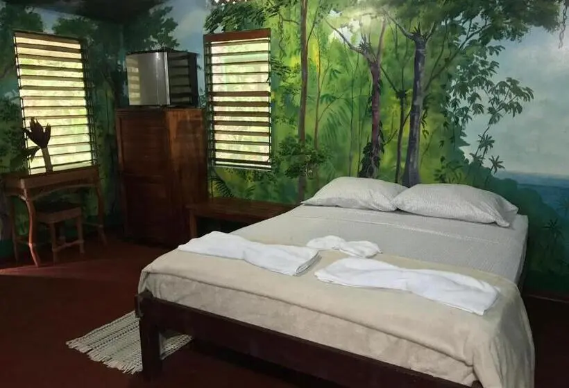بانگلوی استاندارد, La Palapa Hut Nature Hostel