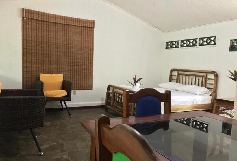 بانگلوی استاندارد, La Palapa Hut Nature Hostel