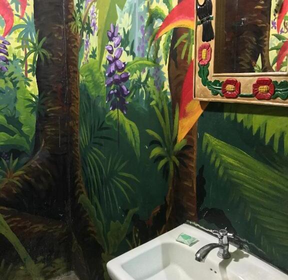 بانگلوی استاندارد, La Palapa Hut Nature Hostel