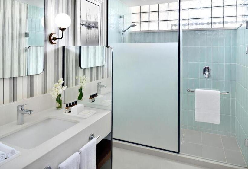 اتاق لوکس با چشم‌انداز دریا, Al Alamein