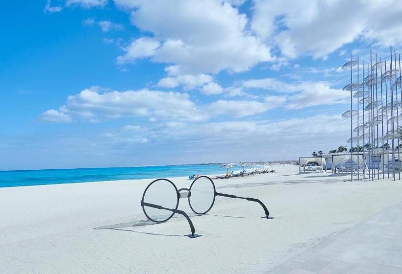 اتاق لوکس با چشم‌انداز دریا, Al Alamein