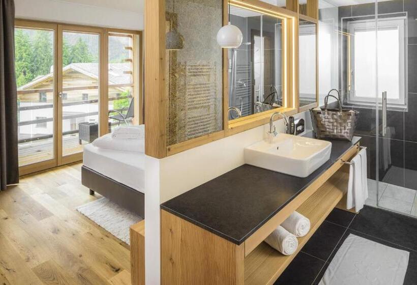 高级大房间, Arvina