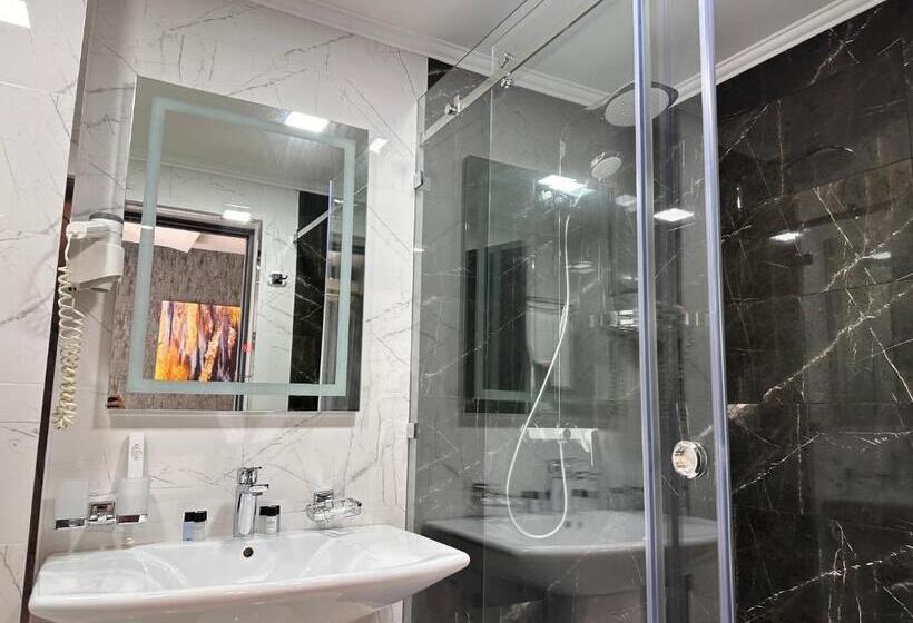 غرفة عائلية, Astor