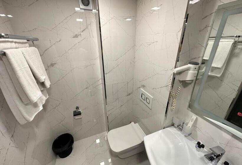 غرفة عائلية, Astor