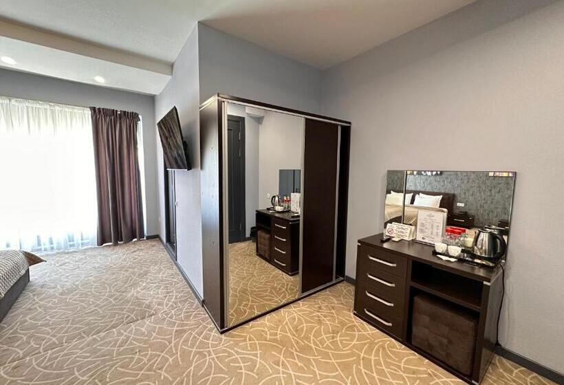 غرفة عائلية, Astor