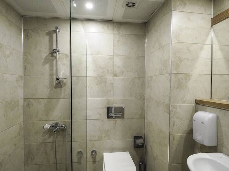 标准三人间, Londra Inn