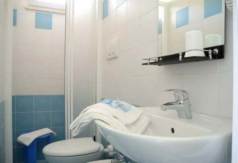 اتاق استاندارد سه تخته با بالکن, Smart Cervia B&b
