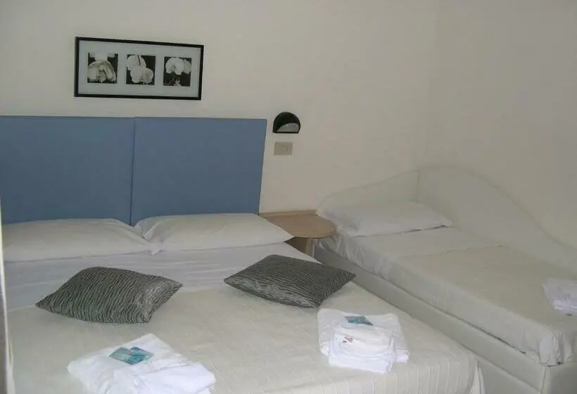 اتاق استاندارد سه تخته با بالکن, Smart Cervia B&b