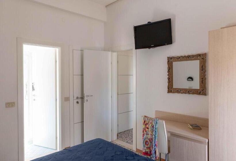 带阳台的三人标准间, Smart Cervia