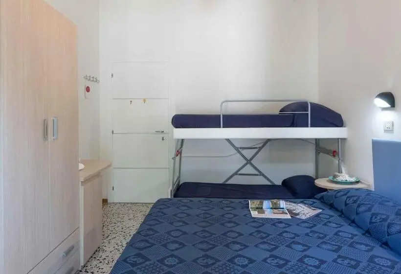 اتاق استاندارد چهارنفره با بالکن, Smart Cervia B&b