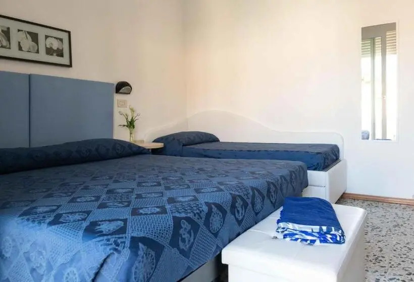 اتاق استاندارد چهارنفره با بالکن, Smart Cervia B&b