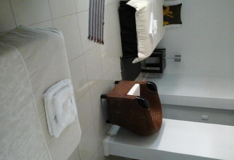 패밀리 룸, Village Boutique