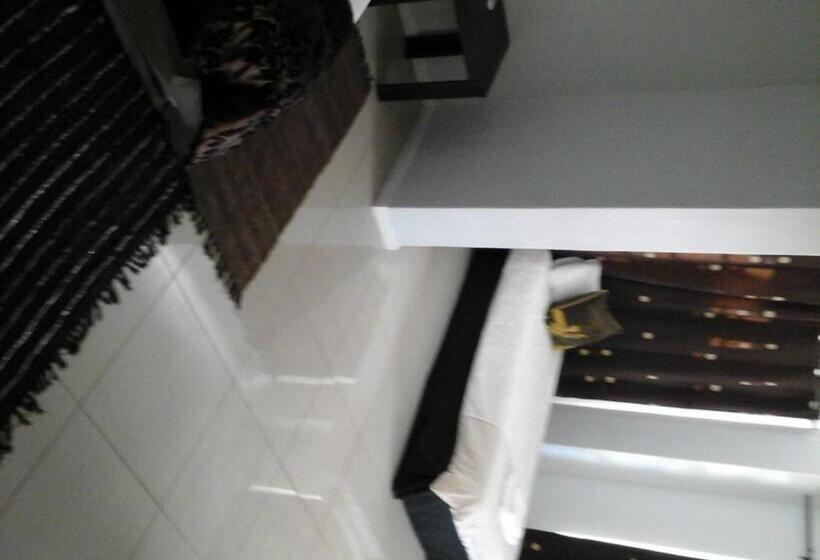 패밀리 룸, Village Boutique