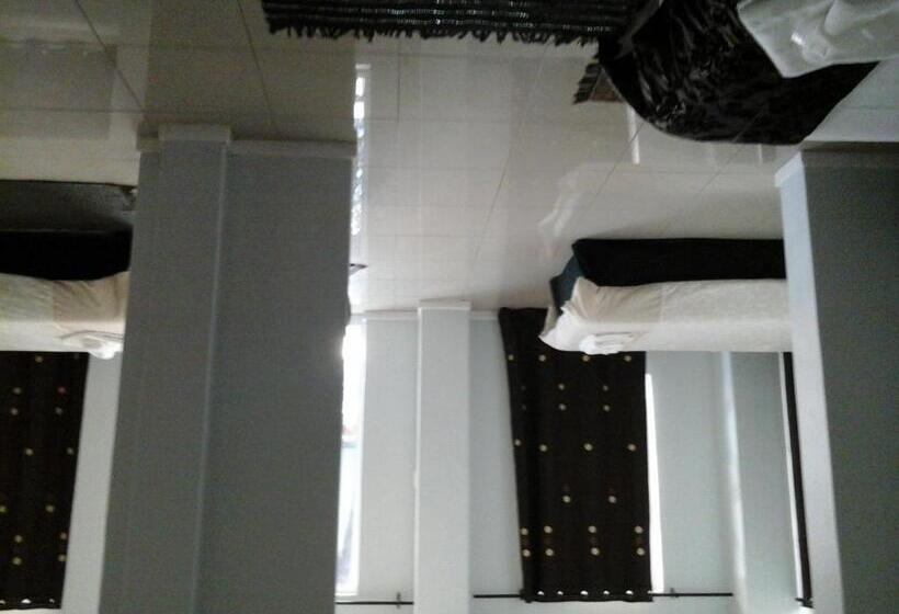 패밀리 룸, Village Boutique