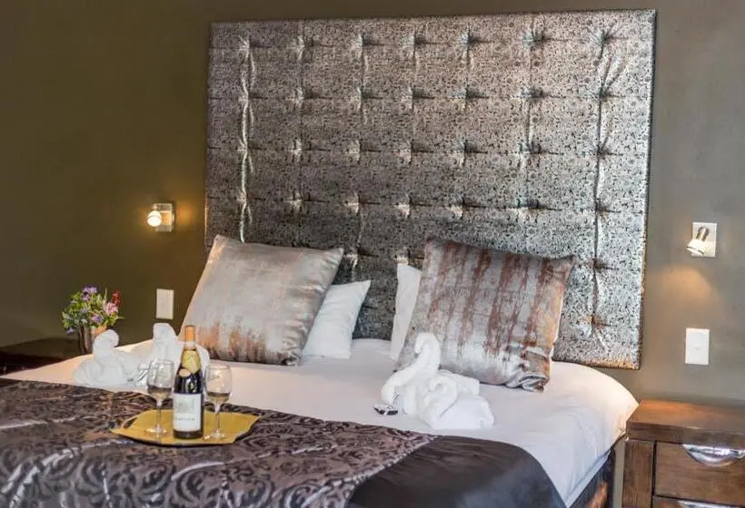اتاق لوکس با تخت بزرگ, Village Boutique
