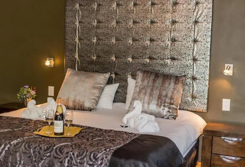 اتاق لوکس با تخت بزرگ, Village Boutique