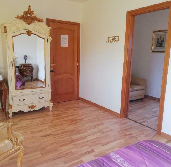 带大床的高级房间, One M