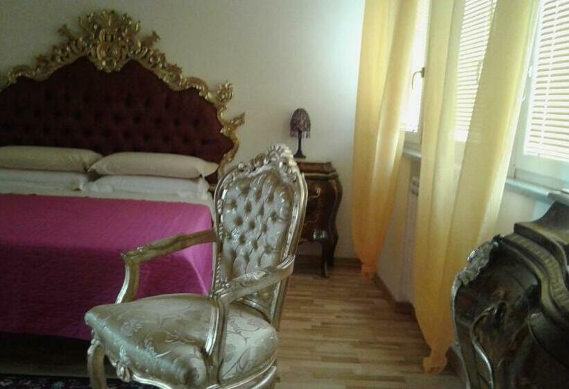 带大床的高级房间, One M