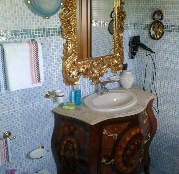 带大床的高级房间, One M