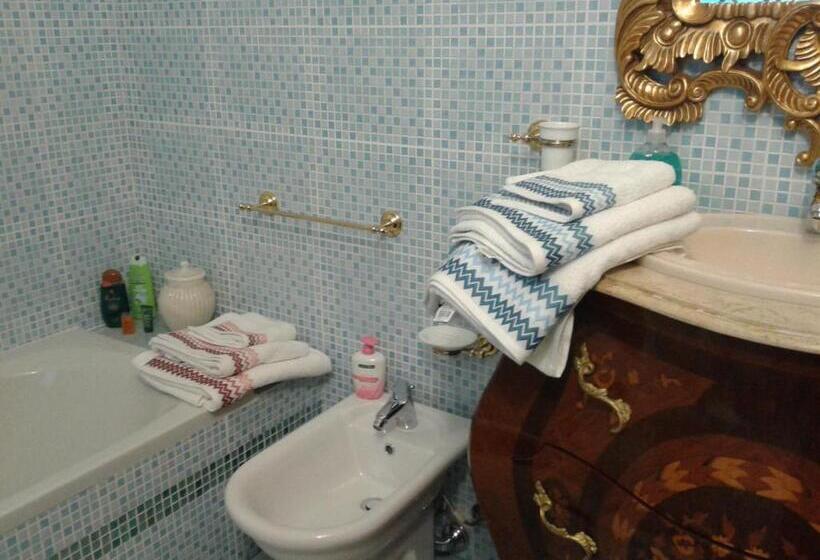 带大床的高级房间, One M