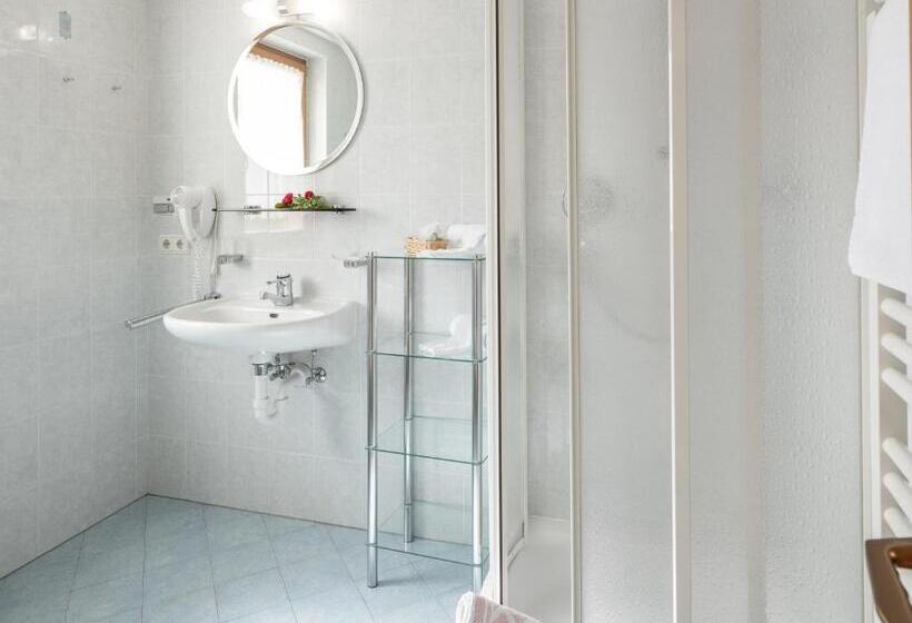 اتاق استاندارد سه نفره, B&b Martha