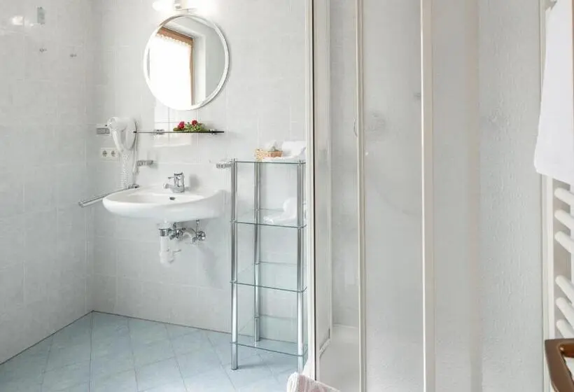 اتاق استاندارد سه نفره, B&b Martha