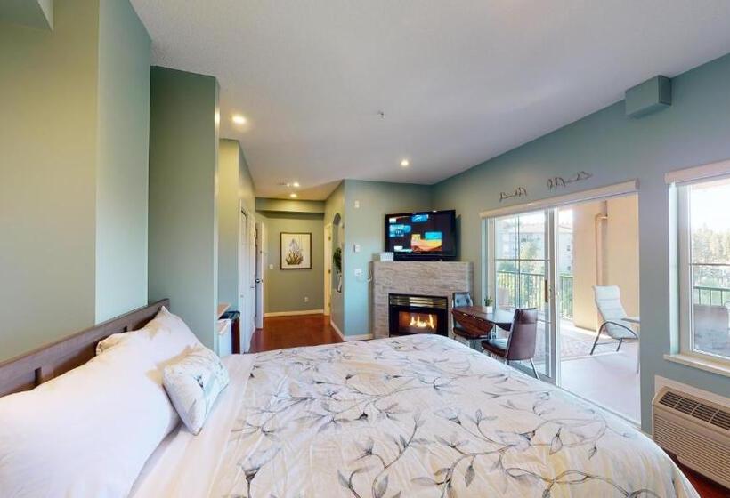 Standard studio with lake view, Borgata Lodge Resort