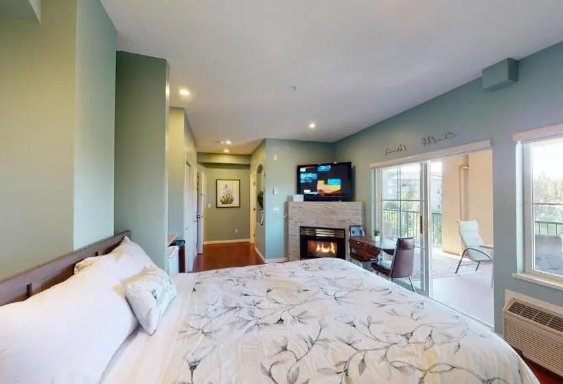 Standard studio with lake view, Borgata Lodge Resort